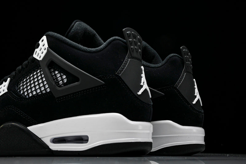 Air Jordan 4s RETRO WHITE THUNDER