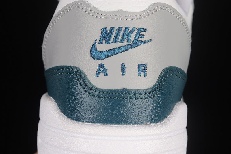 Air Max LV8” White/Dark /Teal DH4059-101