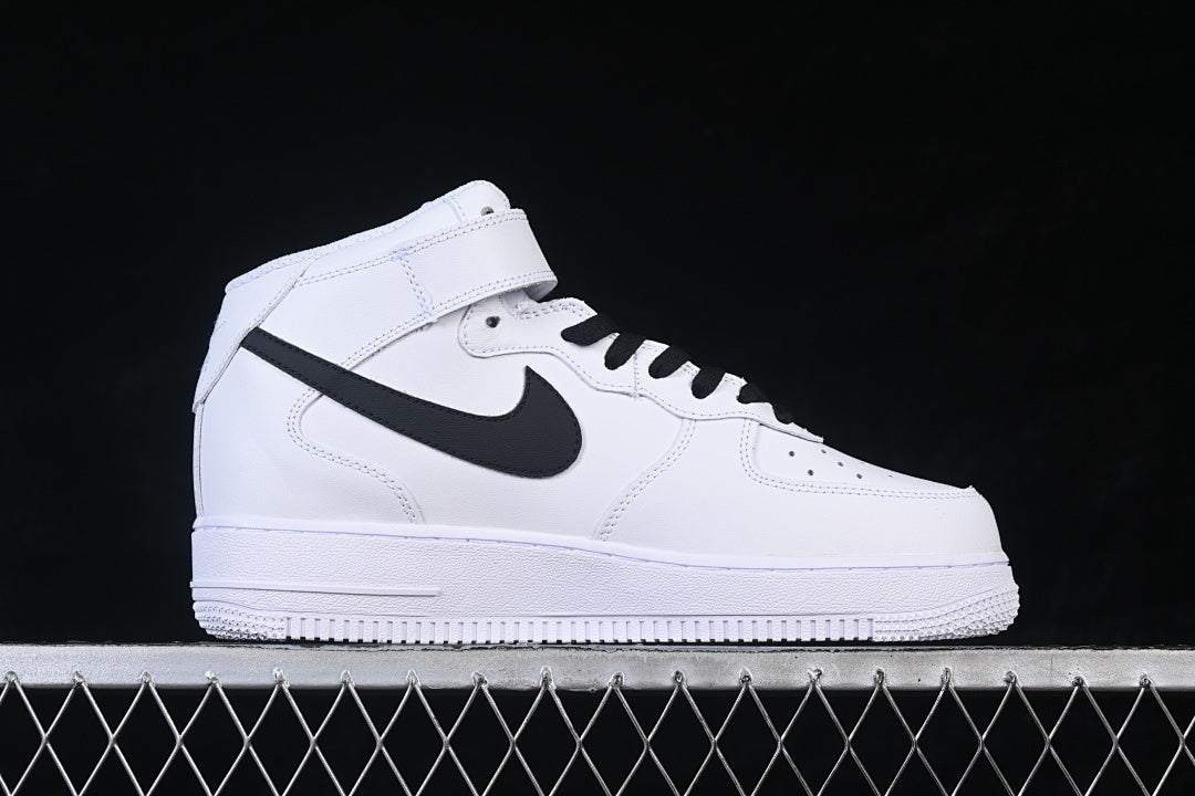 AIR FORCE 1 07 LOW CASUAL SHOES BLACK/WHITE