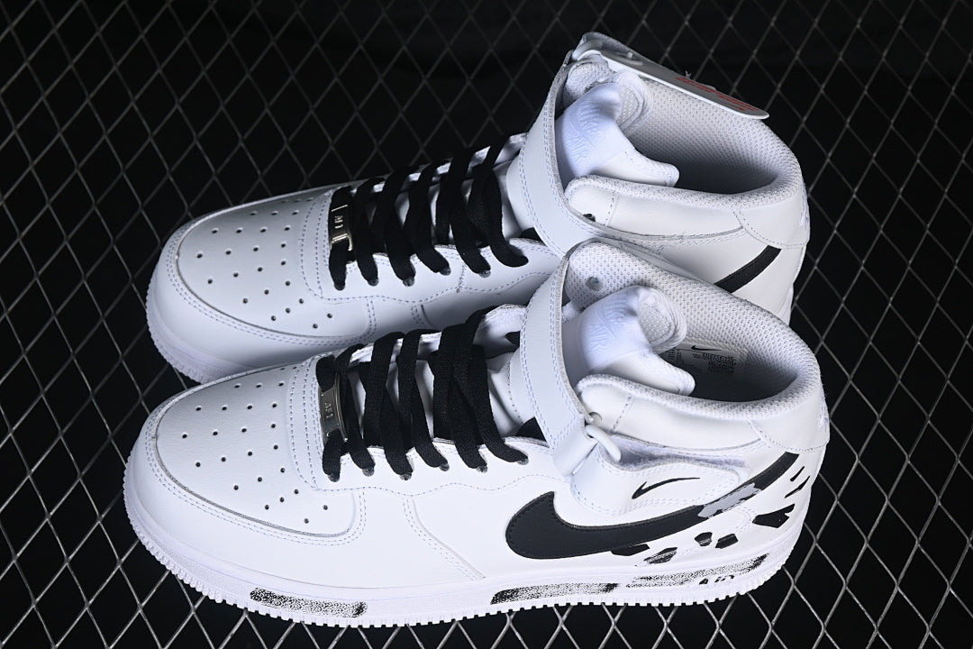 AIR FORCE 1 07 LOW CASUAL SHOES BLACK/WHITE