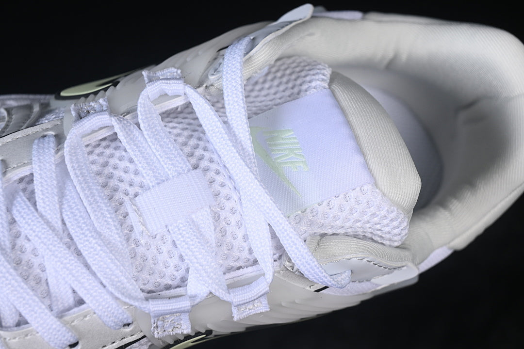 V2K RUN WHITE/PURE PLATINUM/SUMMIT